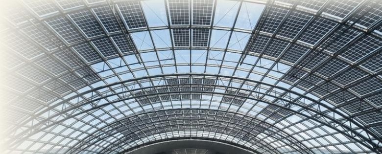 Estrutura de energia solar integrada em edificação